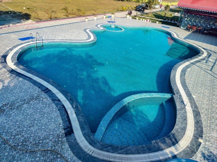 SWIMMING POOLS & SPA